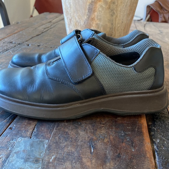 Authentic vintage PRADA chunky Velcro leather shoes. Size IT 39.5 (10). - Picture 11 of 12